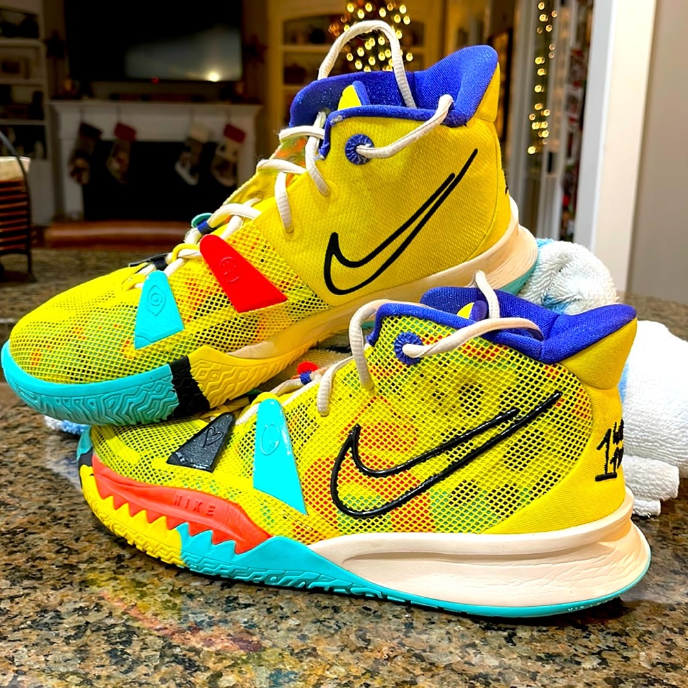 Kyrie 7 1 World 1 People Yellow Strike/Black Size 7Y